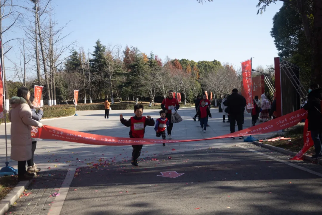 回望2024 启航2025 | 菠菜担保网股份2025年度战略年会顺遂召开